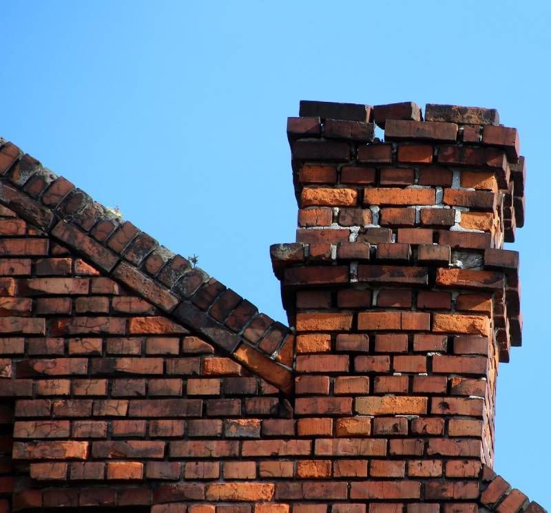 Damaged chimney on an Weymouth home showing cracks and missing mortar